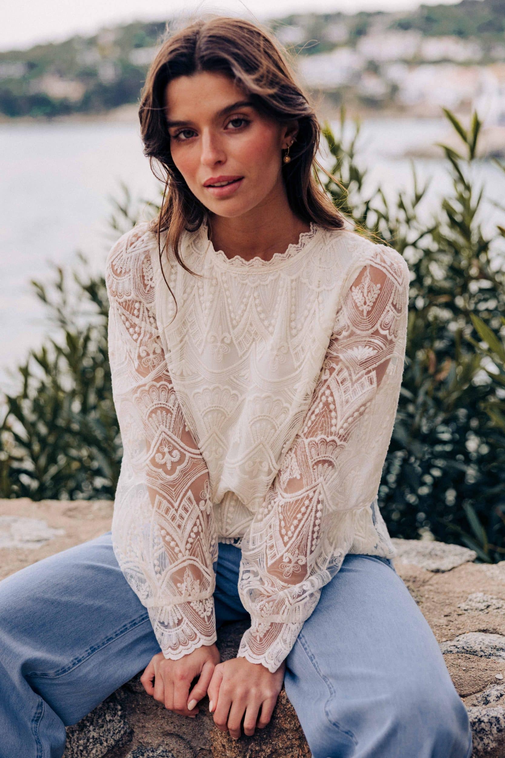 Blouse Eira Sahoma écrue en dentelle, col rond, manches longues, boutonnée au dos, dos semi transparent