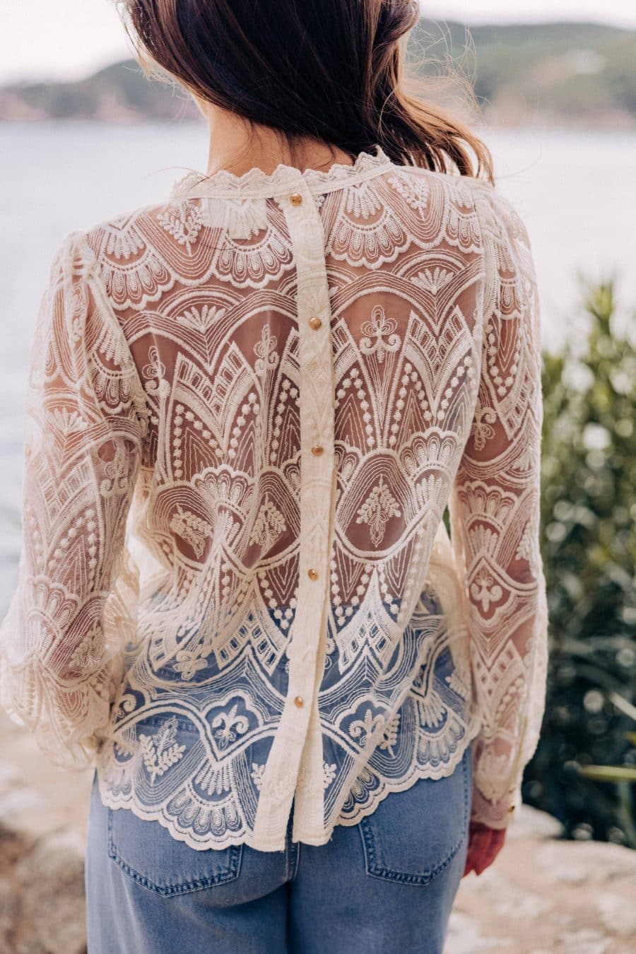 Blouse Eira Sahoma écrue en dentelle, col rond, manches longues, boutonnée au dos, dos semi transparent