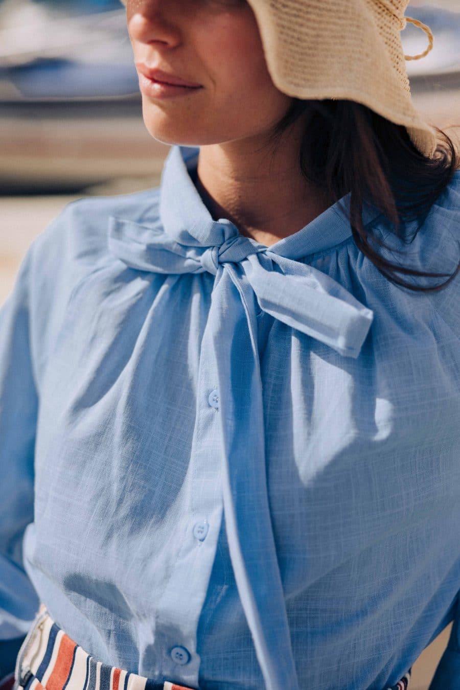 Blouse Luz bleue Sahoma, coupe ample, manches longues, et lavallière à nouer en noeud
