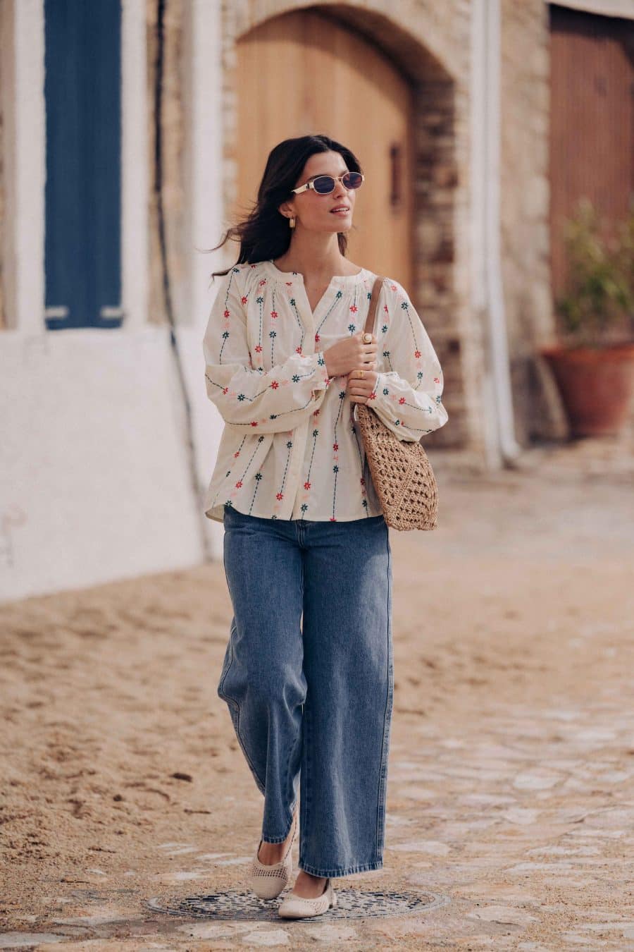 Blouse Nolwenn Sahoma écrue aux motifs floraux multicolore brodés, manches longues, portée avec un jean bleu foncé