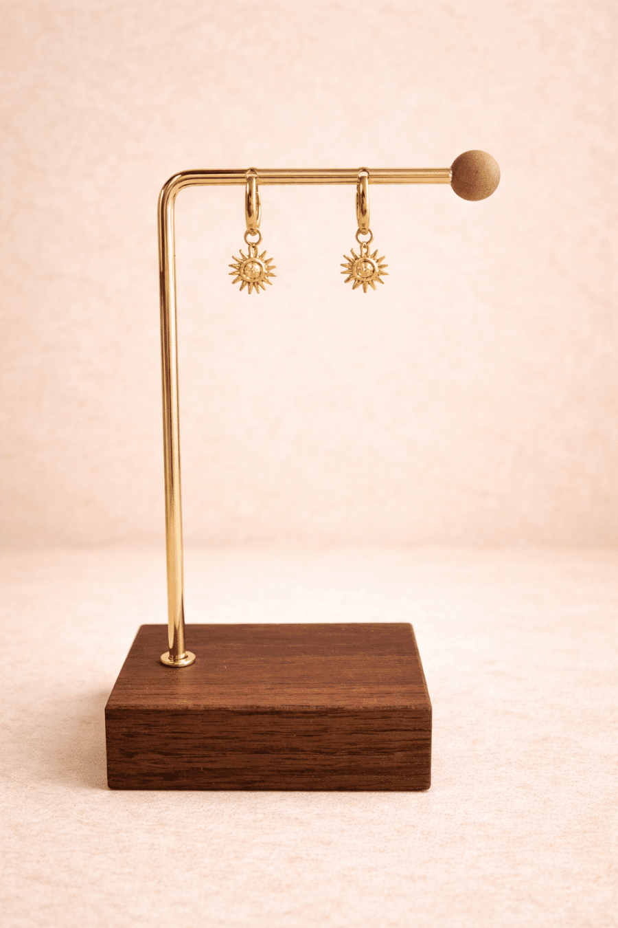 Boucles d’oreilles Alix Sahoma créoles dorées avec pendentif soleil texturé, style fin et lumineux