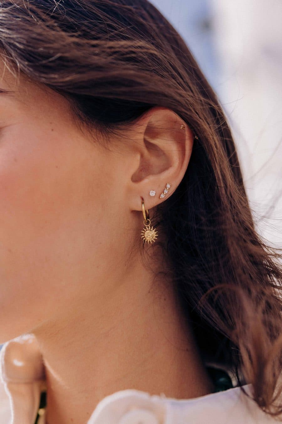 Boucles d’oreilles Alix Sahoma créoles dorées avec pendentif soleil texturé, style fin et lumineux