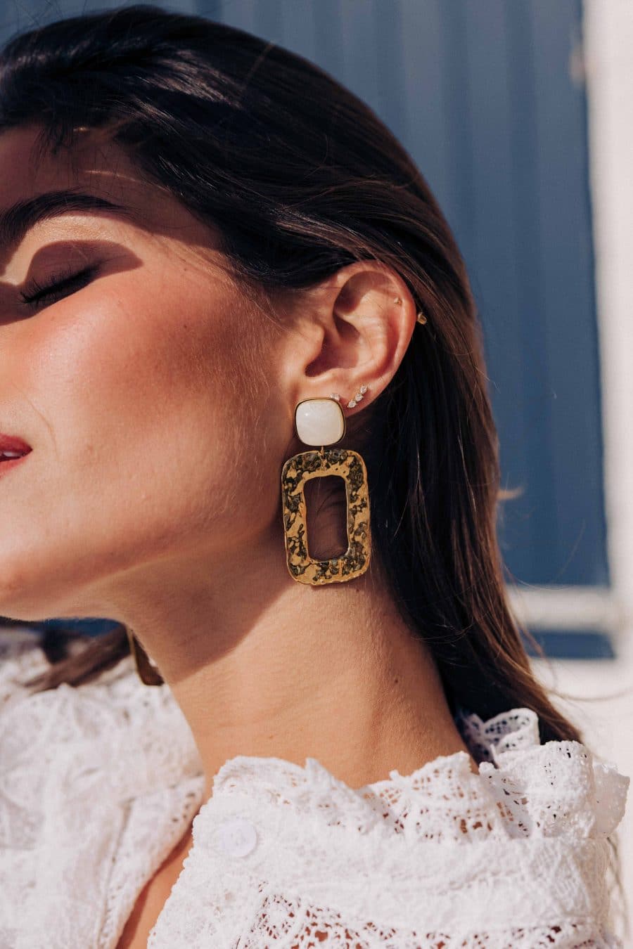 Boucles d’oreilles Aurélia pendantes Sahoma dorées effet martelé avec attache carrée ivoire marbrée