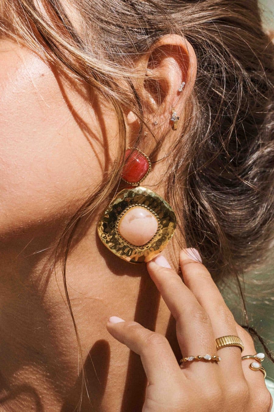 Boucles d'oreilles pendantes épaisses carrés en métal doré, ornées d'un rose ovale nacré en leur centre