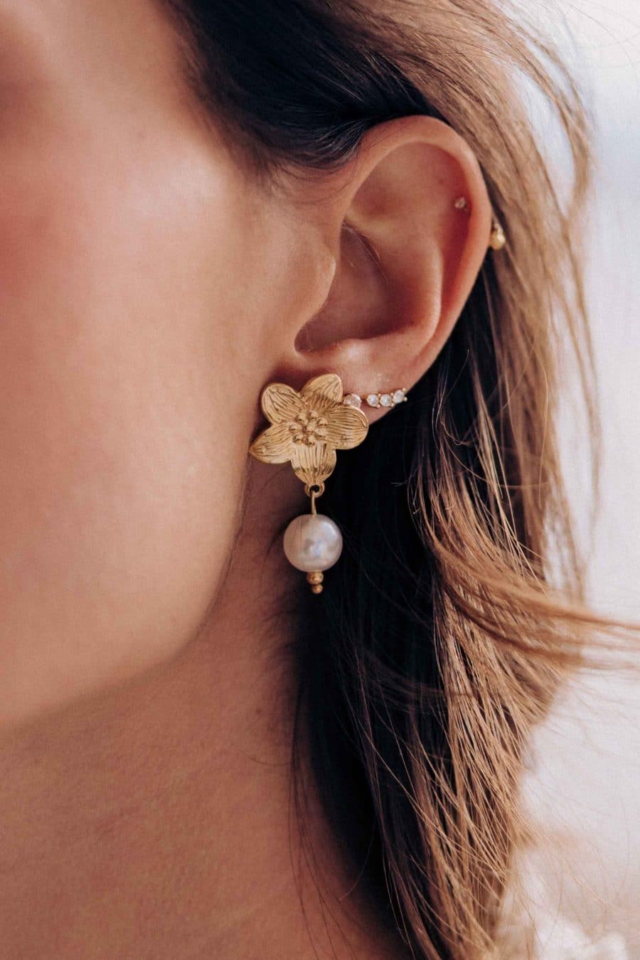 Boucles d’oreilles Fiona dorées et blanches Sahoma, attache en relief forme fleur, perle effet nacré pendante