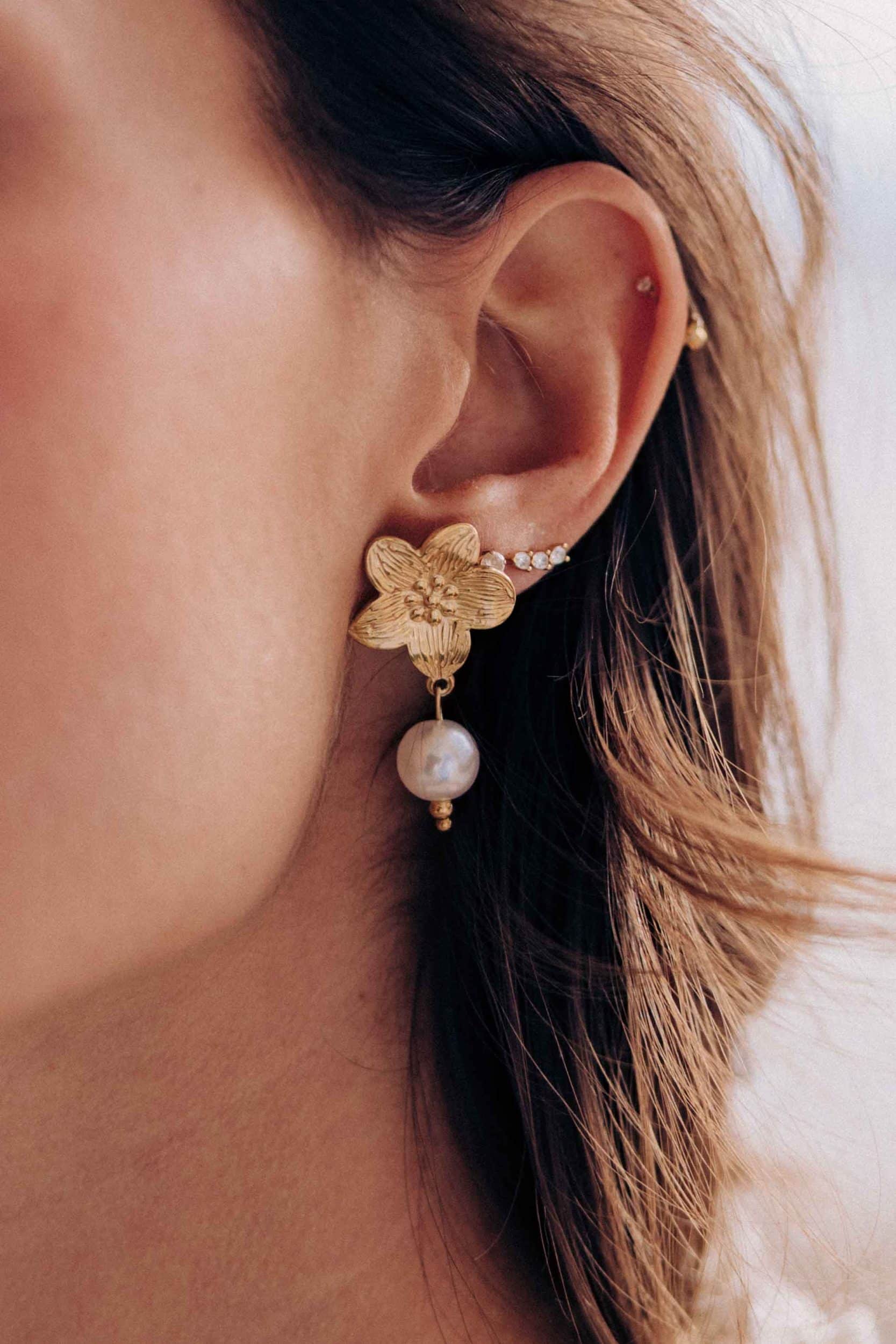 Boucles d’oreilles Fiona dorées et blanches Sahoma, attache en relief forme fleur, perle effet nacré pendante