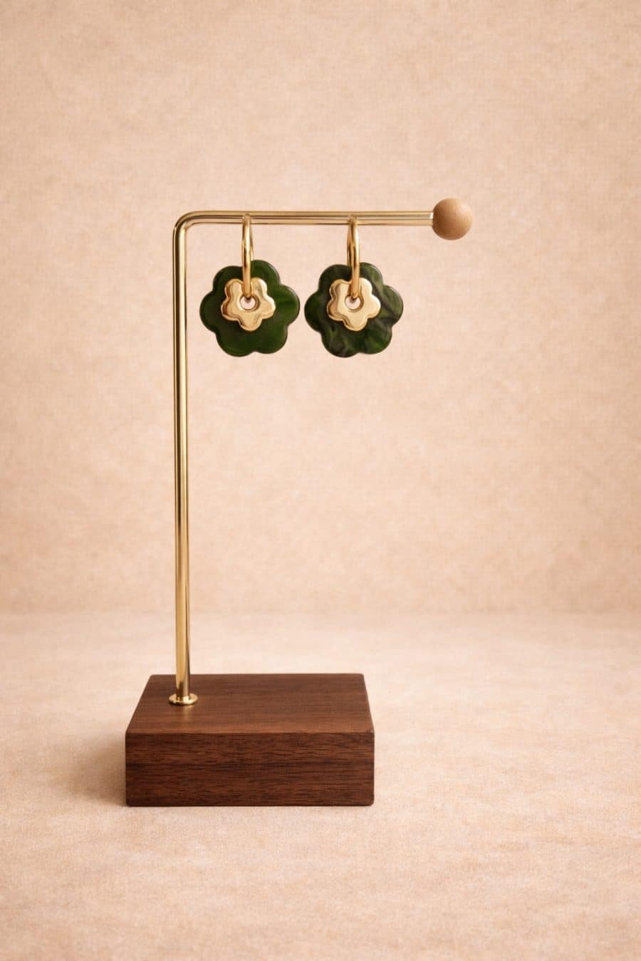 Boucles d’oreilles Mirel Sahoma fleur vert marbré et doré Sahoma sur support, forme trèfle et anneau doré