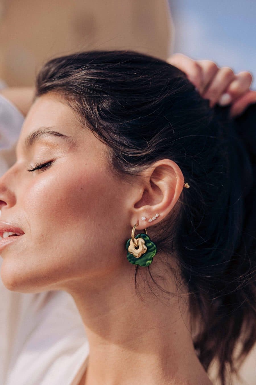 Boucles d’oreilles Mirel Sahoma fleur vert marbré et doré Sahoma sur support, forme trèfle et anneau doré