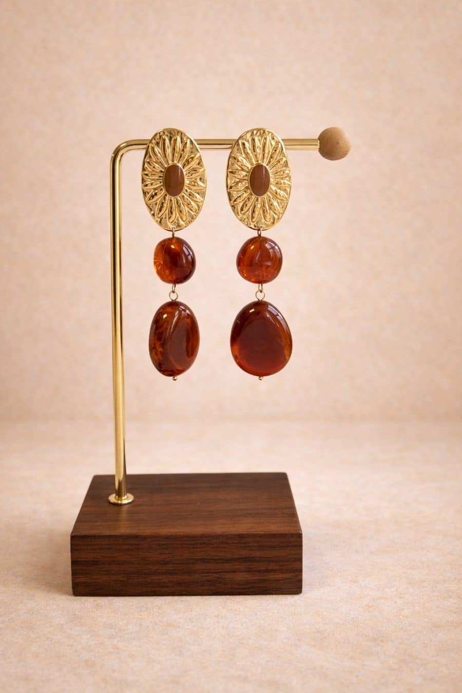 Boucles d’oreilles pendantes dorées avec pierres ambrées effet marbré et pampilles ovales