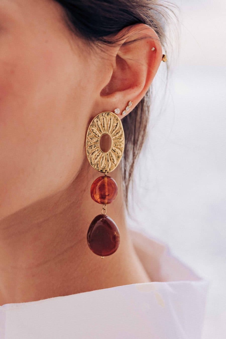 Boucles d’oreilles pendantes dorées avec pierres ambrées effet marbré et pampilles ovales