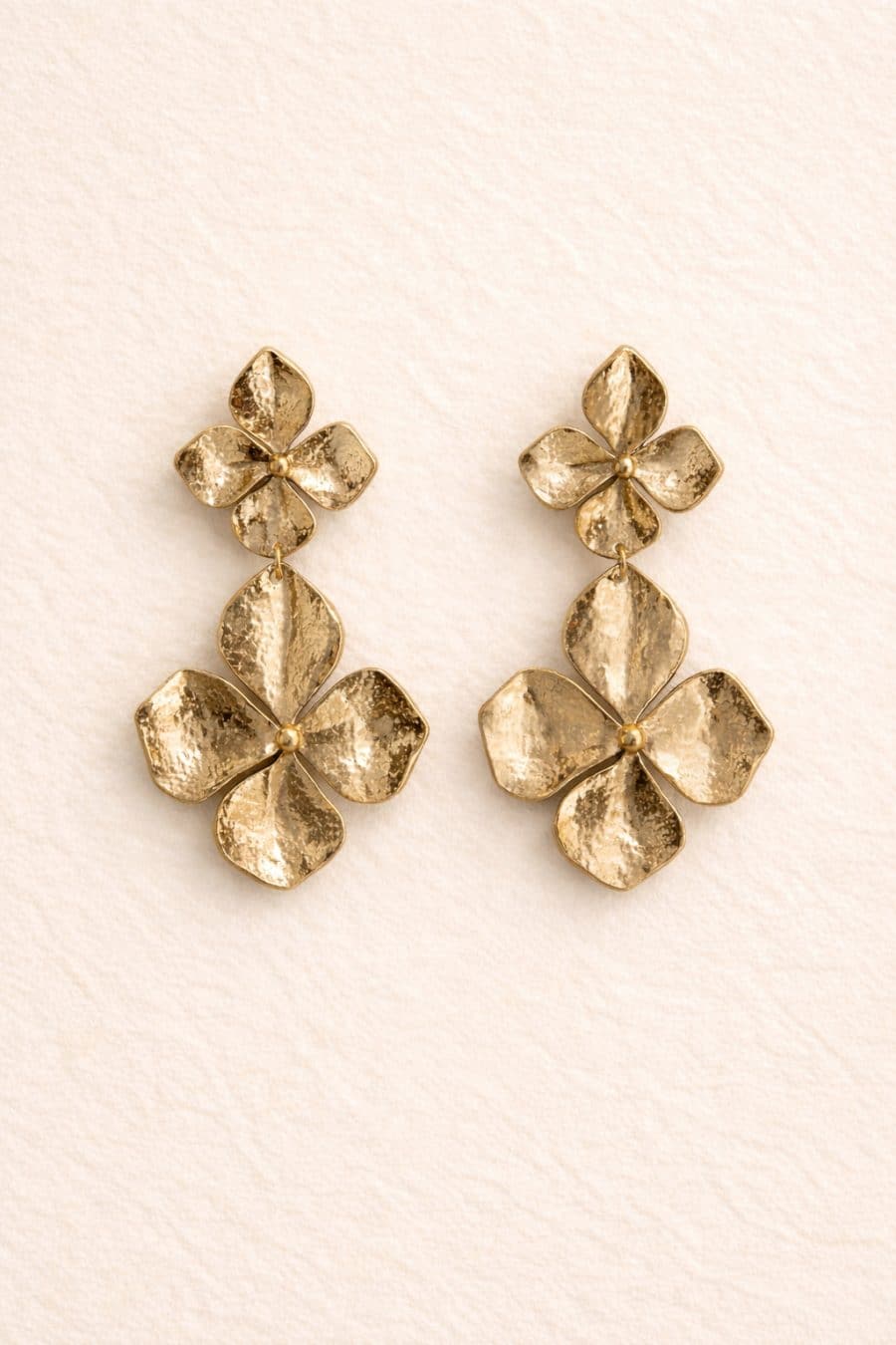 Boucles d'oreilles pendantes Sélie Sahoma dorées forme fleur dorée en relief