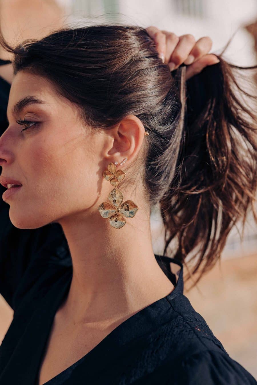 Boucles d'oreilles pendantes Sélie Sahoma dorées forme fleur dorée en relief