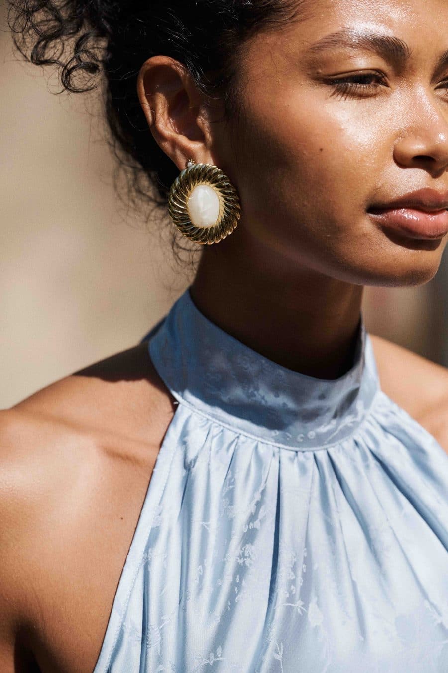 Boucles d'oreilles rondes en métal doré torsadé, ornées d'un cabochon ovale nacré blanc en leur centre