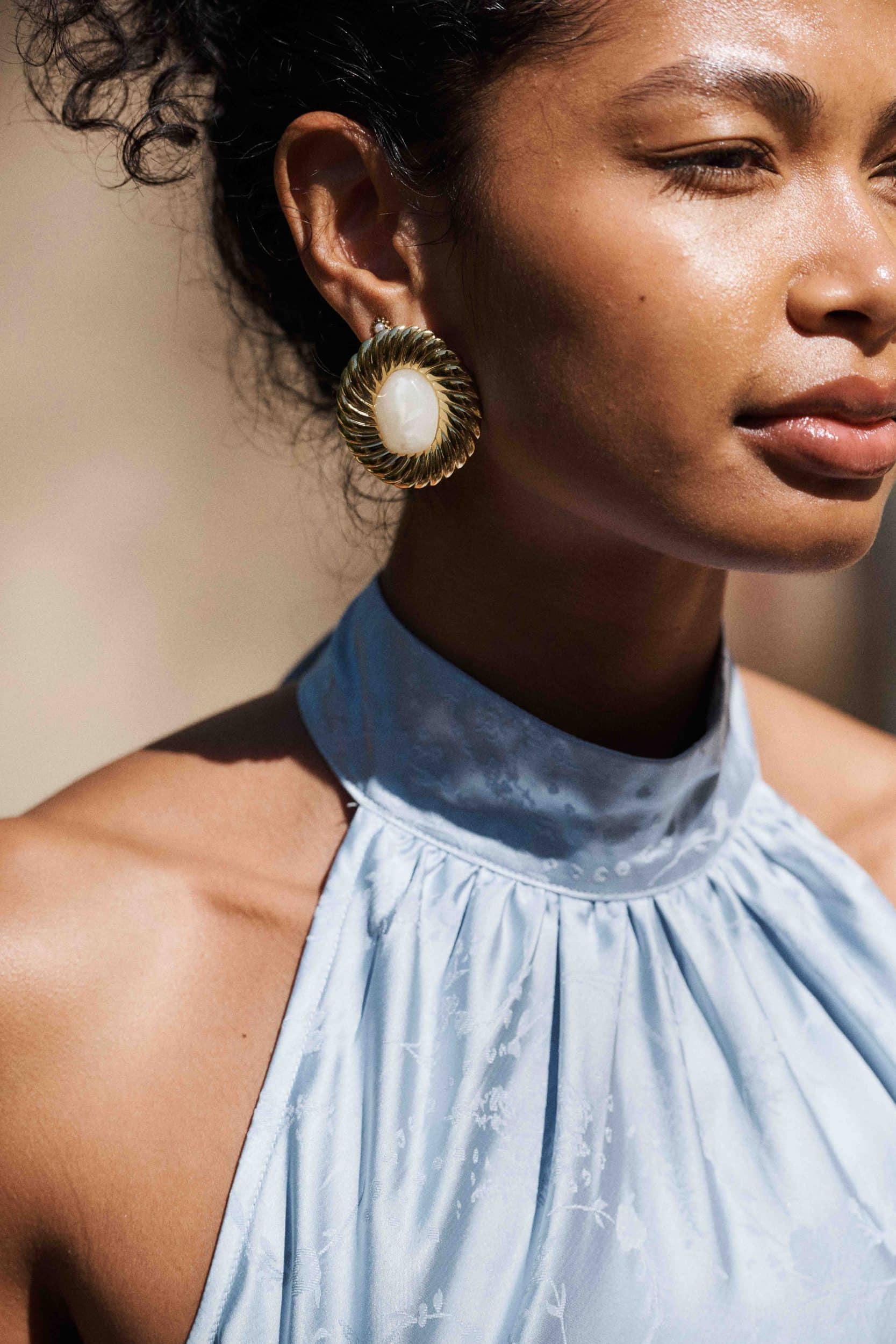 Boucles d'oreilles rondes en métal doré torsadé, ornées d'un cabochon ovale nacré blanc en leur centre