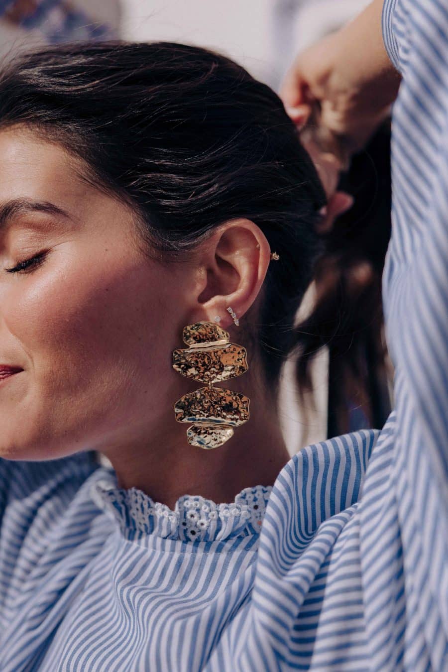 Boucles d’oreilles pendantes Yliora dorées Sahoma, forme graphique épaisse