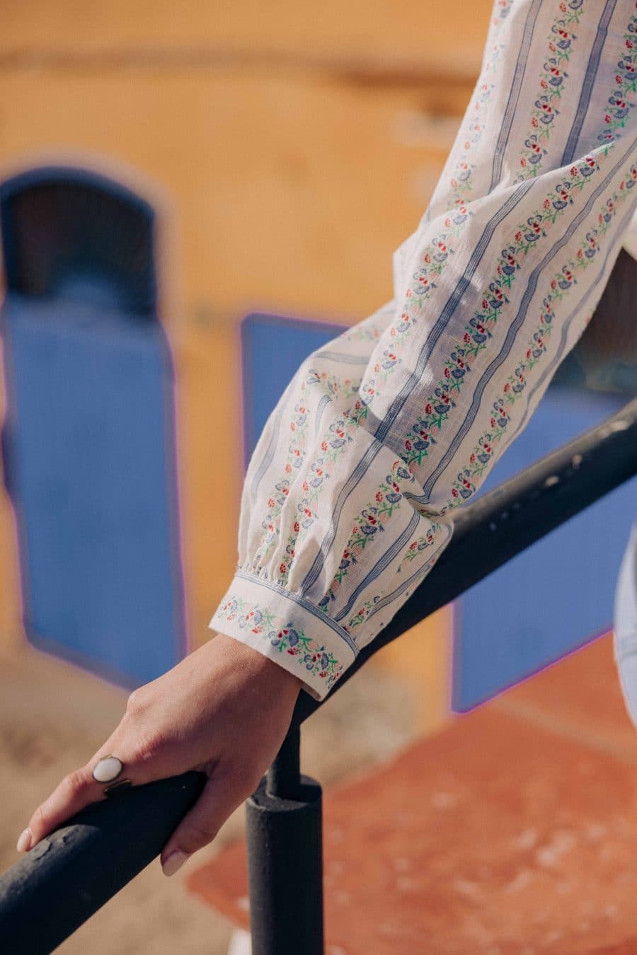 Blouse femme Echo Sahoma, coupe légère, imprimé fleuri à rayures, manches longues et col jabot