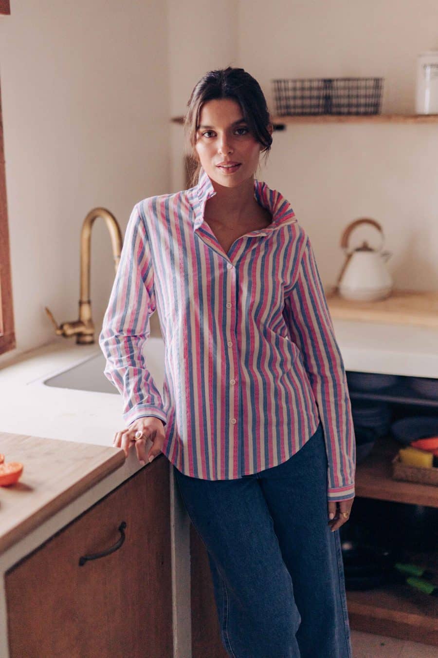 Chemise Elora Sahoma rayée bleu, blanc et rose, manches longues, portée avec un jean bleu foncé