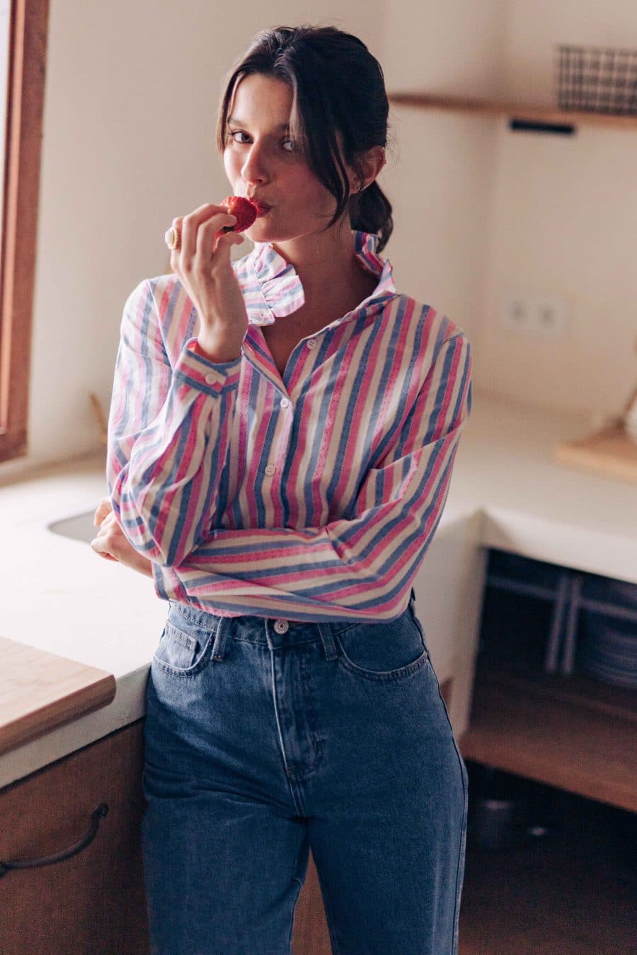 Chemise Elora Sahoma rayée bleu, blanc et rose, manches longues, portée avec un jean bleu foncé