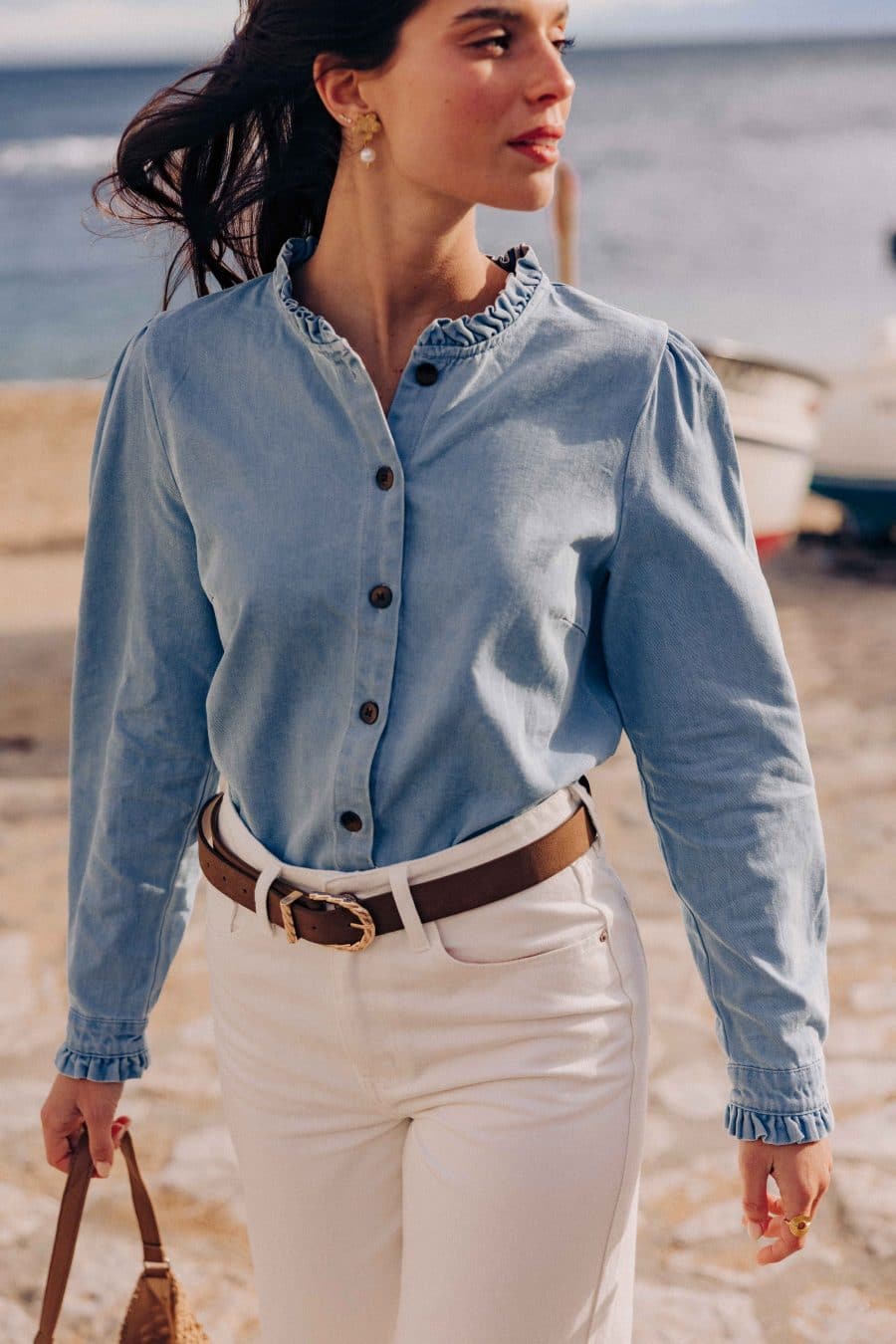 Chemise en jean Henriette bleue clair Sahoma fluide à col en volants, portée avec un jean