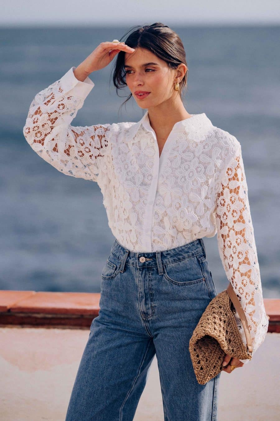 Chemise Palamos Sahoma blanche aux motifs floraux en dentelle, col revers, manches longues, portée avec un jean bleu foncé