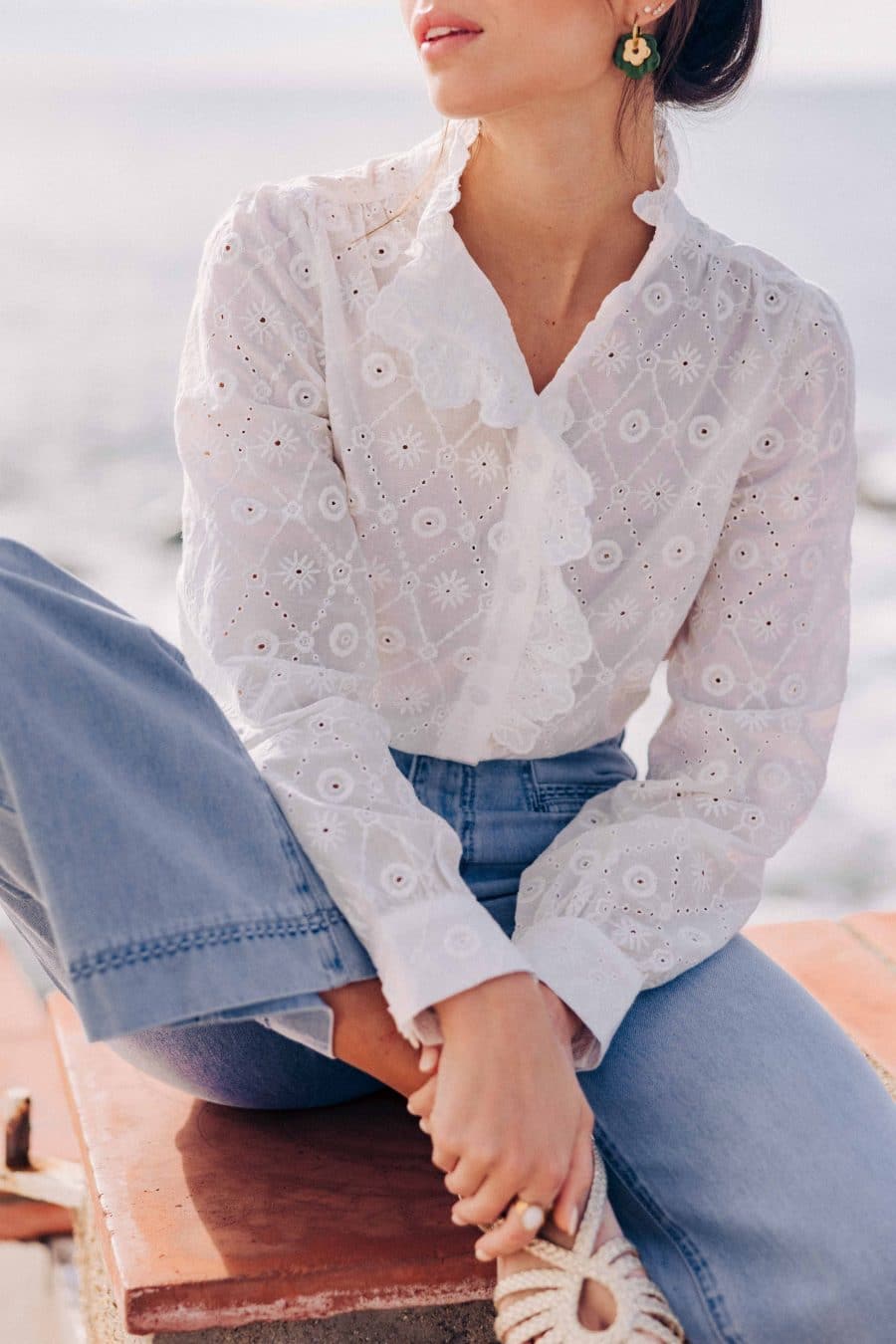 Chemise Ria Sahoma blanches aux motifs floraux en broderie anglaise, col montant et jabot à volants, manches longues