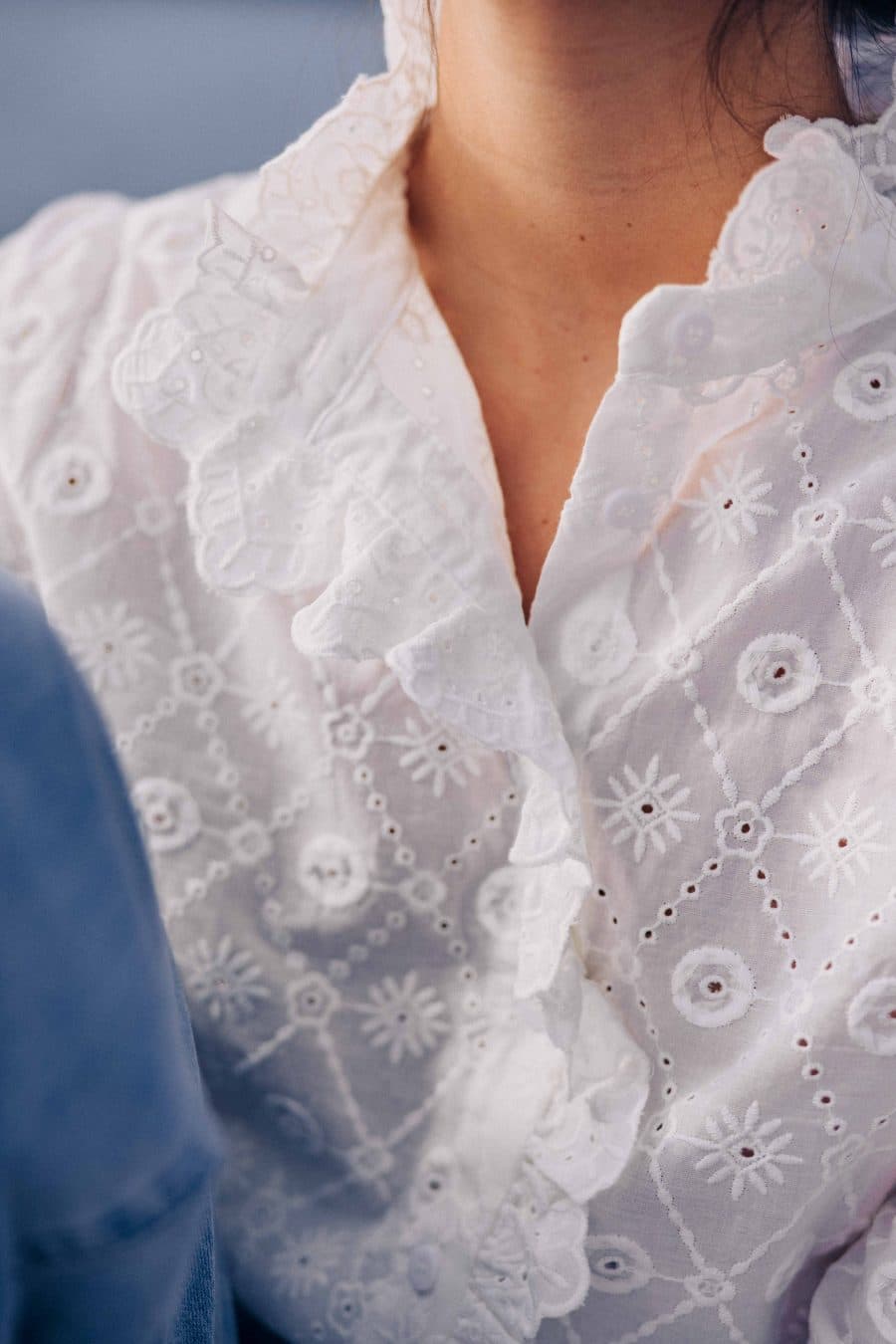Chemise Ria Sahoma blanches aux motifs floraux en broderie anglaise, col montant et jabot à volants, manches longues