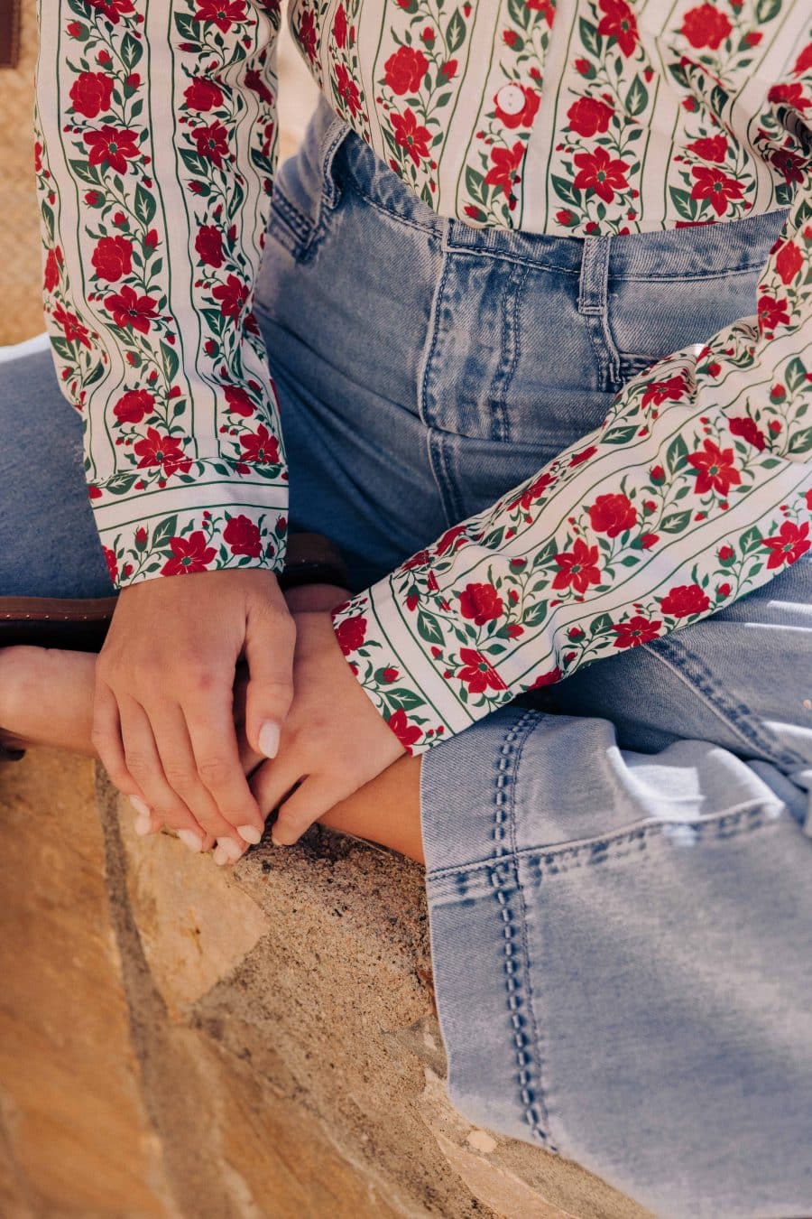 Chemise femme Sierra Sahoma, coupe légère, imprimé fleuri rouge sur fond blanc, manches longues et col revers