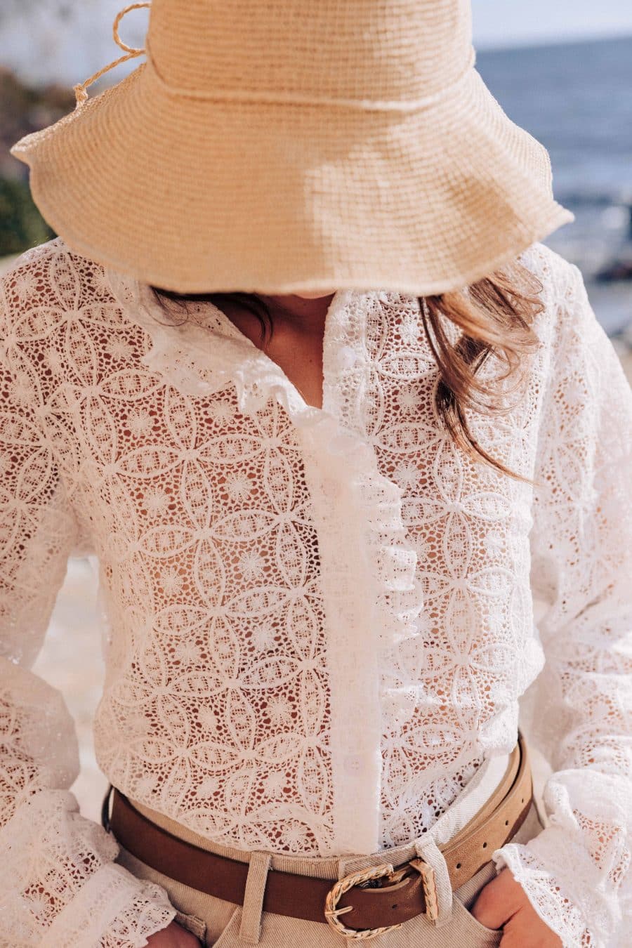 Chemise Solene Sahoma blanche en dentelle ajourée, jabot à volants et manches longues