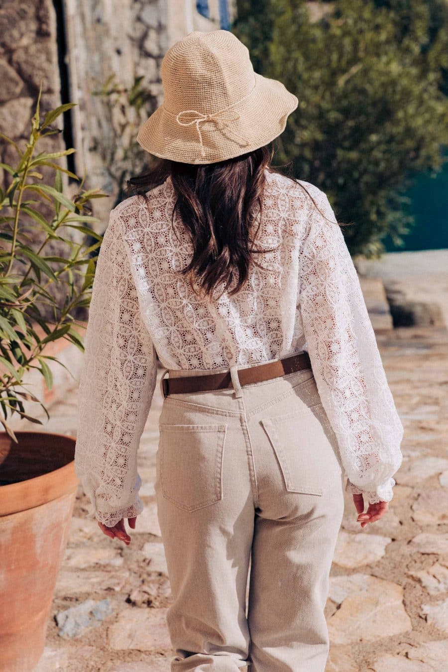 Chemise Solene Sahoma blanche en dentelle ajourée, jabot à volants et manches longues