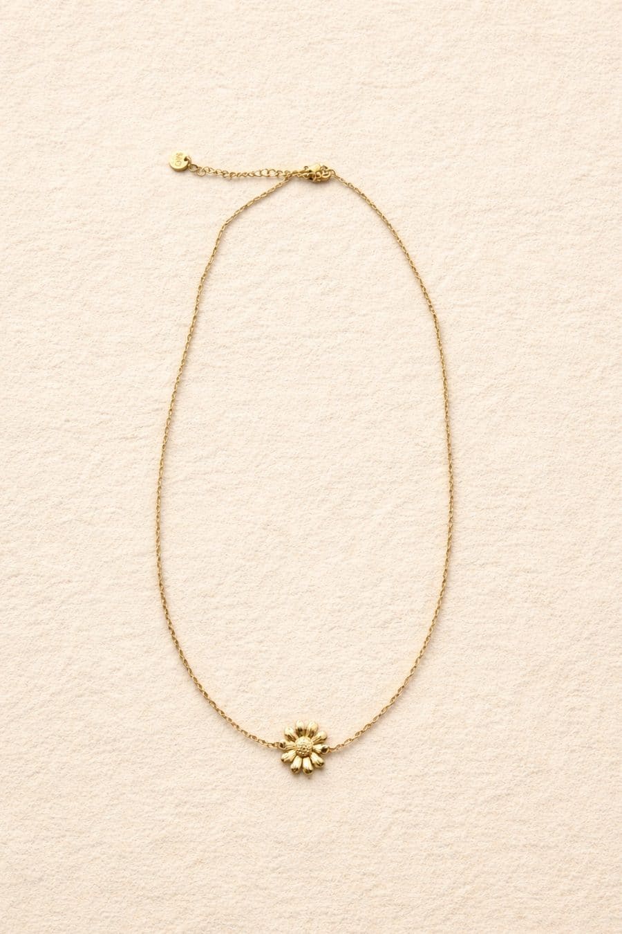 Collier Alyss doré Sahoma, médaillon fleur en relief et chainette fine, sur fond blanc