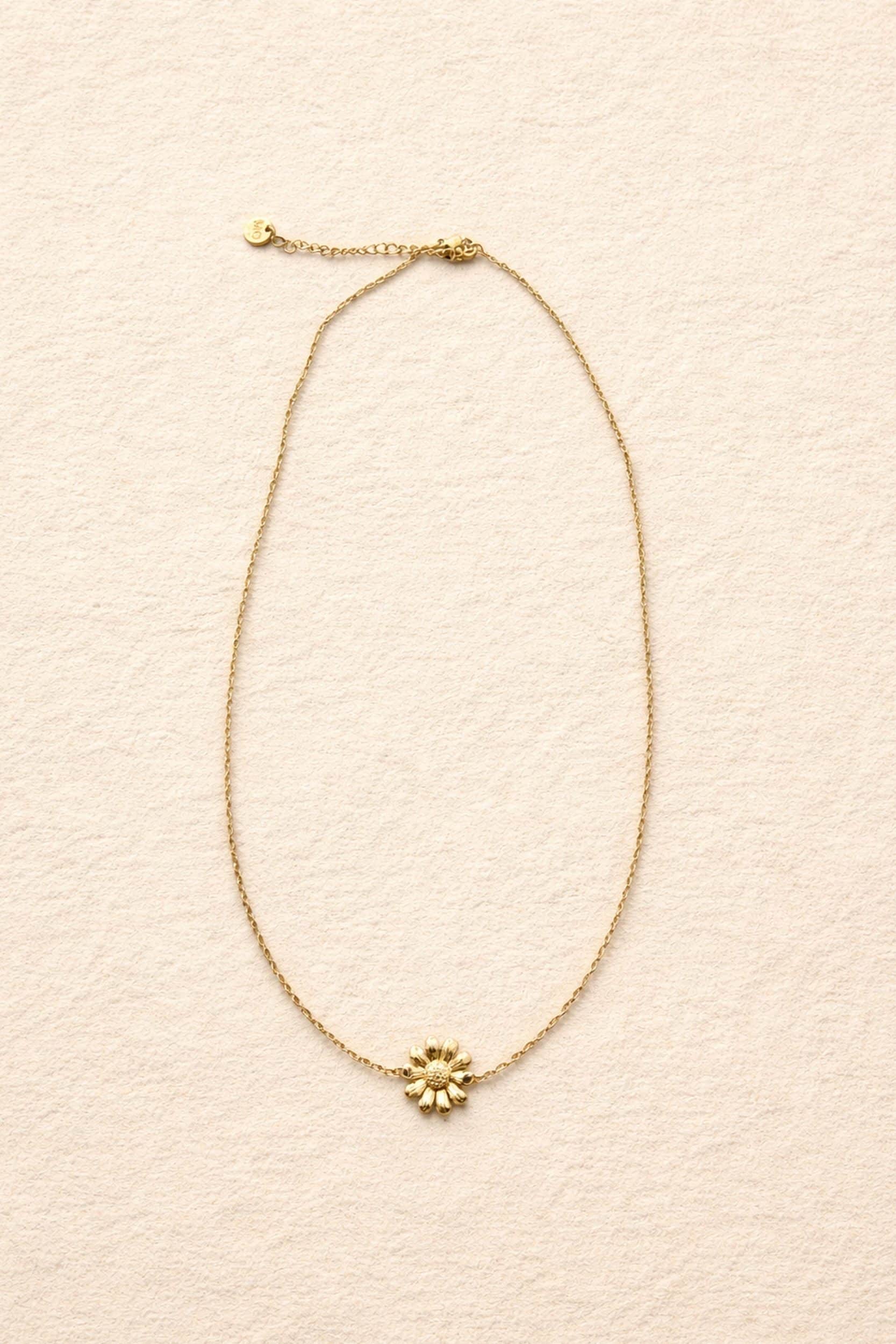 Collier Alyss doré Sahoma, médaillon fleur en relief et chainette fine, sur fond blanc
