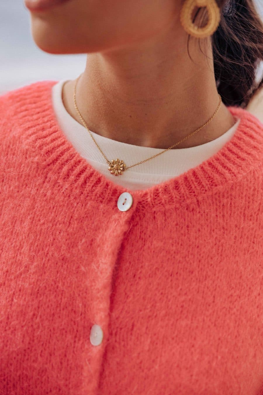 Collier Alyss doré Sahoma, médaillon fleur en relief et chainette fine