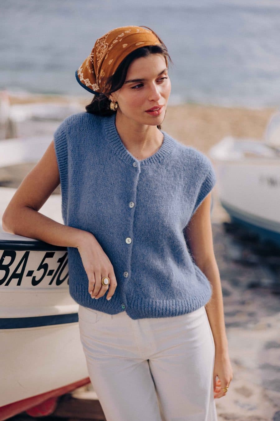 Gilet Margarida Sahoma bleu uni, sans manches, portée avec un jean