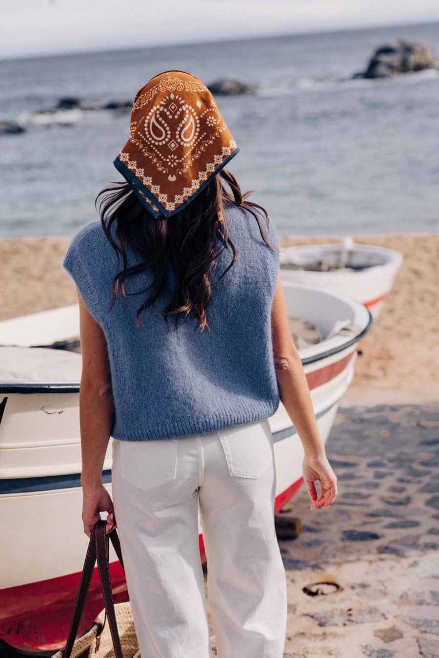 Gilet Margarida Sahoma bleu uni, sans manches, portée avec un jean