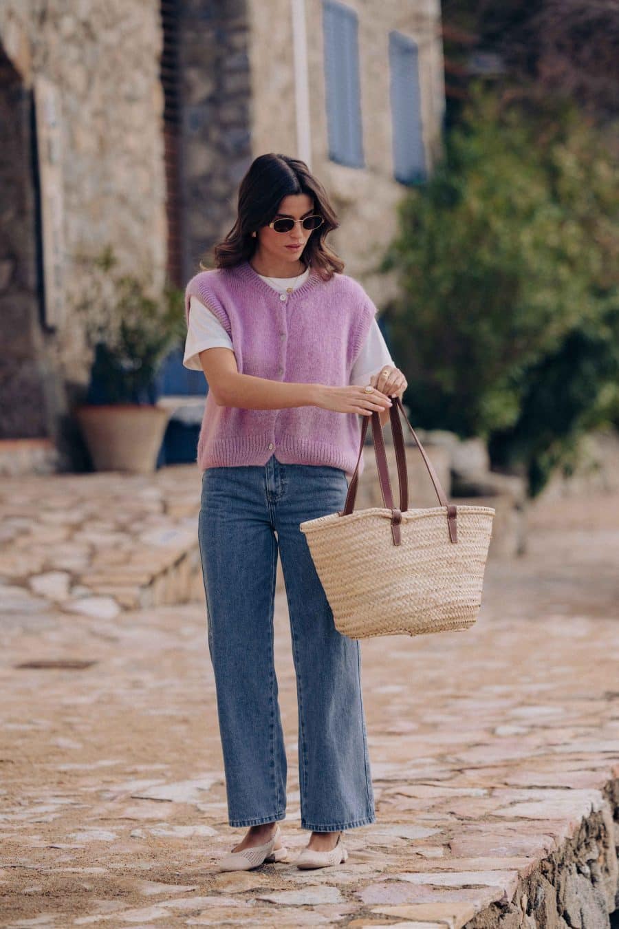 Gilet Margarida Sahoma parme uni, sans manches, portée avec un jean bleu foncé