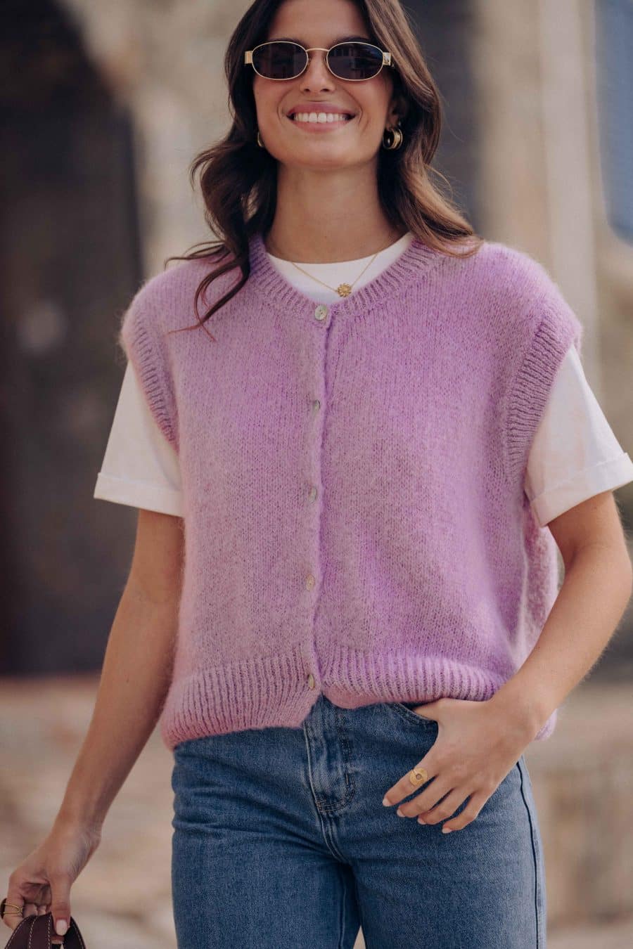 Gilet Margarida Sahoma parme uni, sans manches, portée avec un jean bleu foncé