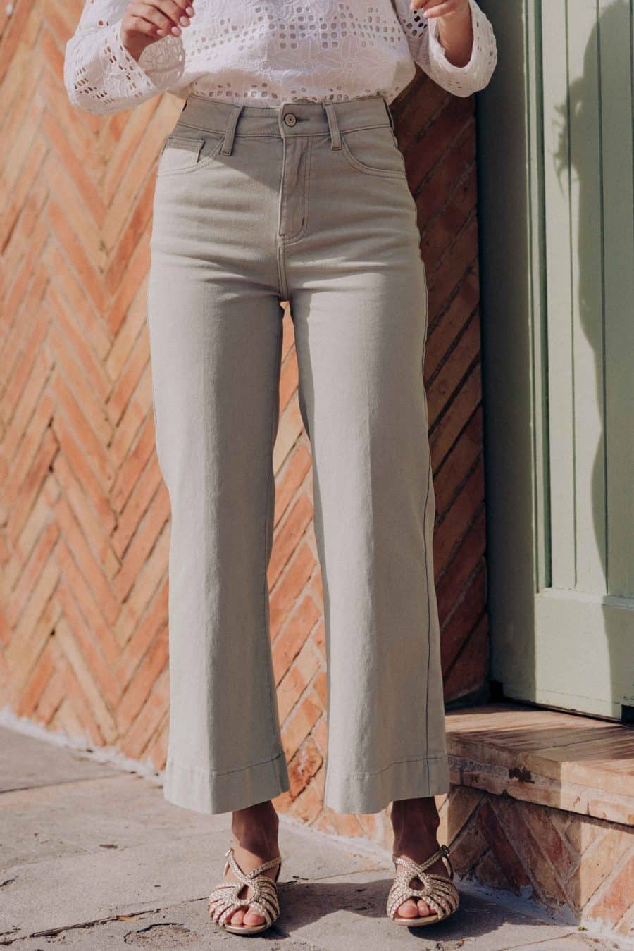 Jean Jude Sahoma vert d'eau, taille haute et coupe courte, porté avec une blouse feurie