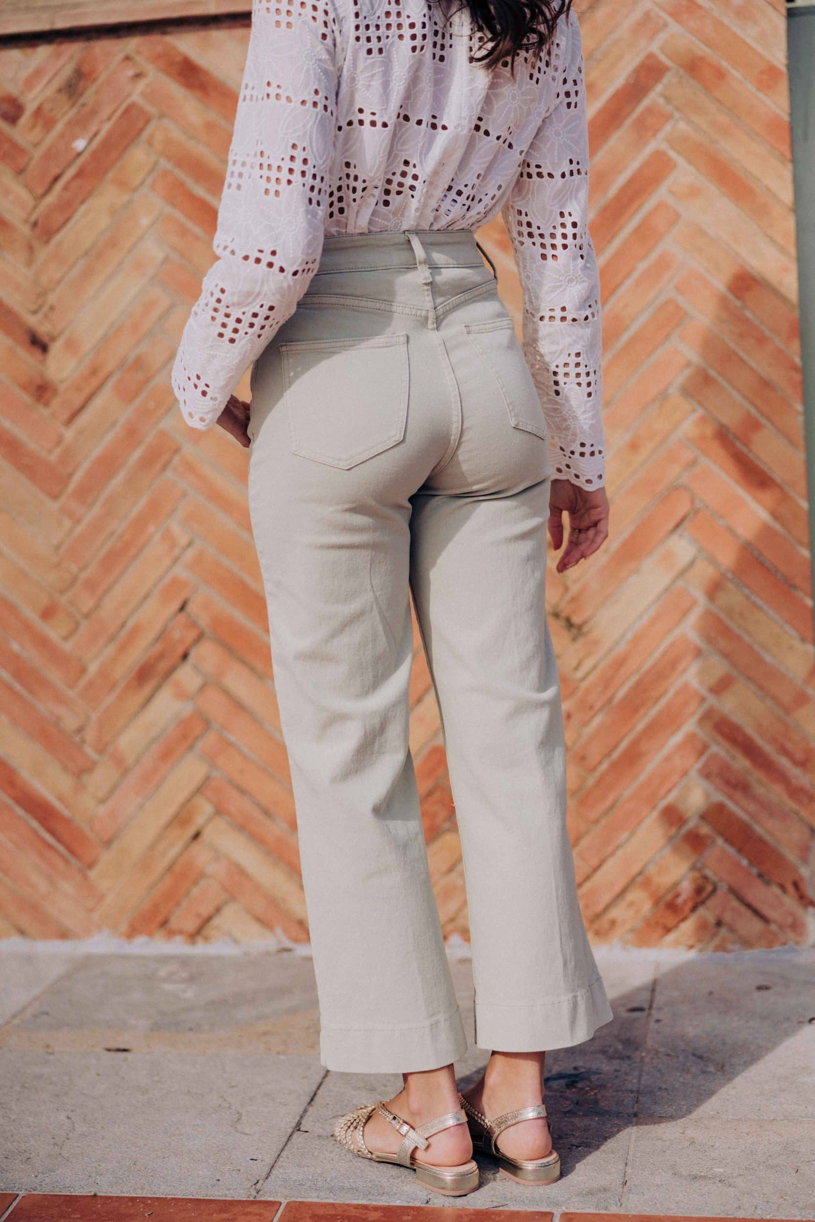 Jean Jude Sahoma vert d'eau, taille haute et coupe courte, porté avec une blouse feurie