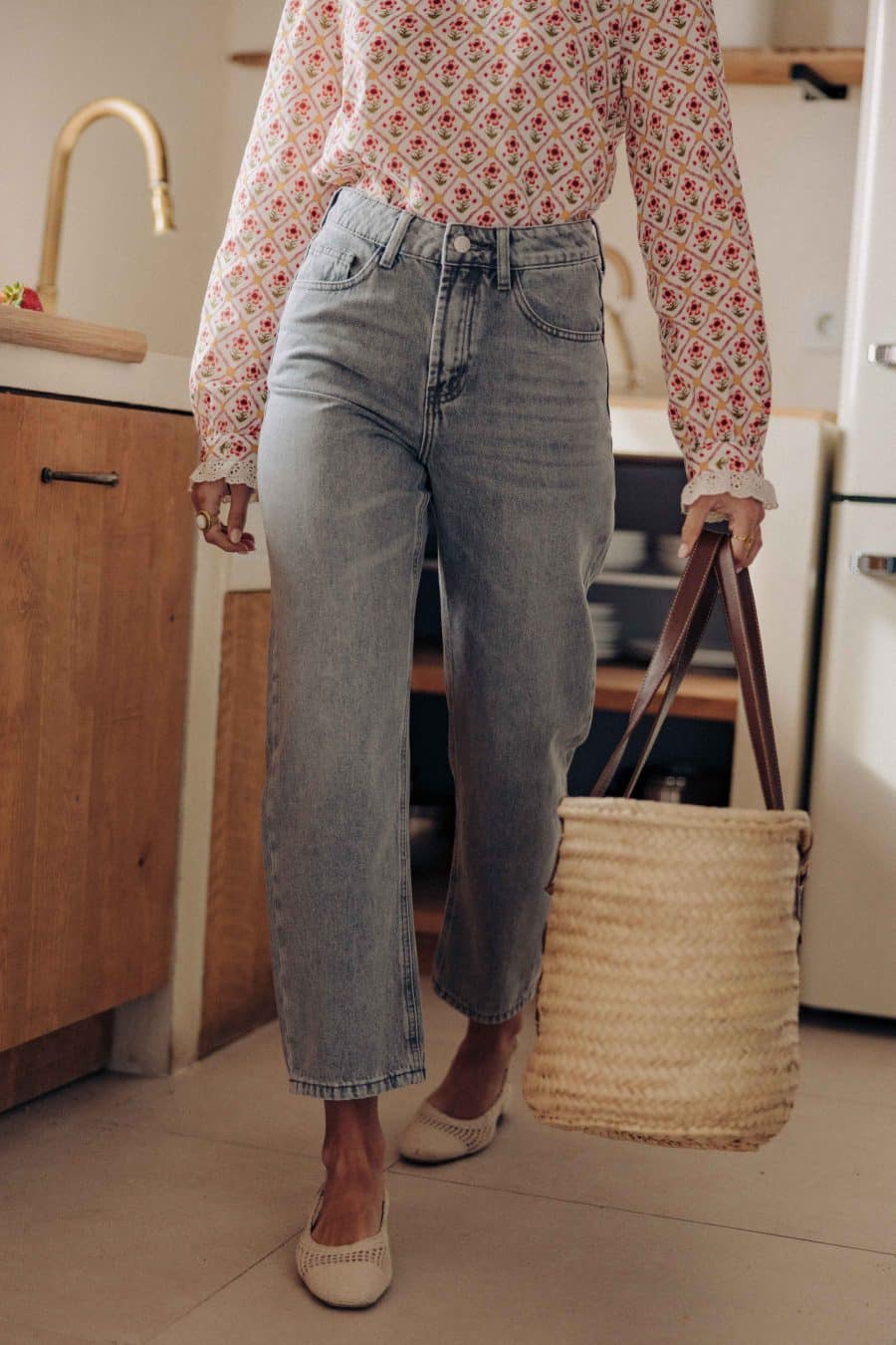 Jean Lorenzo Sahoma gris, taille haute et coupe courte, porté avec une blouse feurie