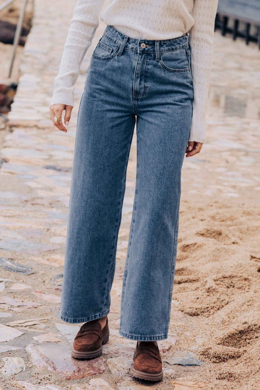 Jean Omar Sahoma bleu vintage, taille haute et coupe courte, porté avec un top en maille blanc