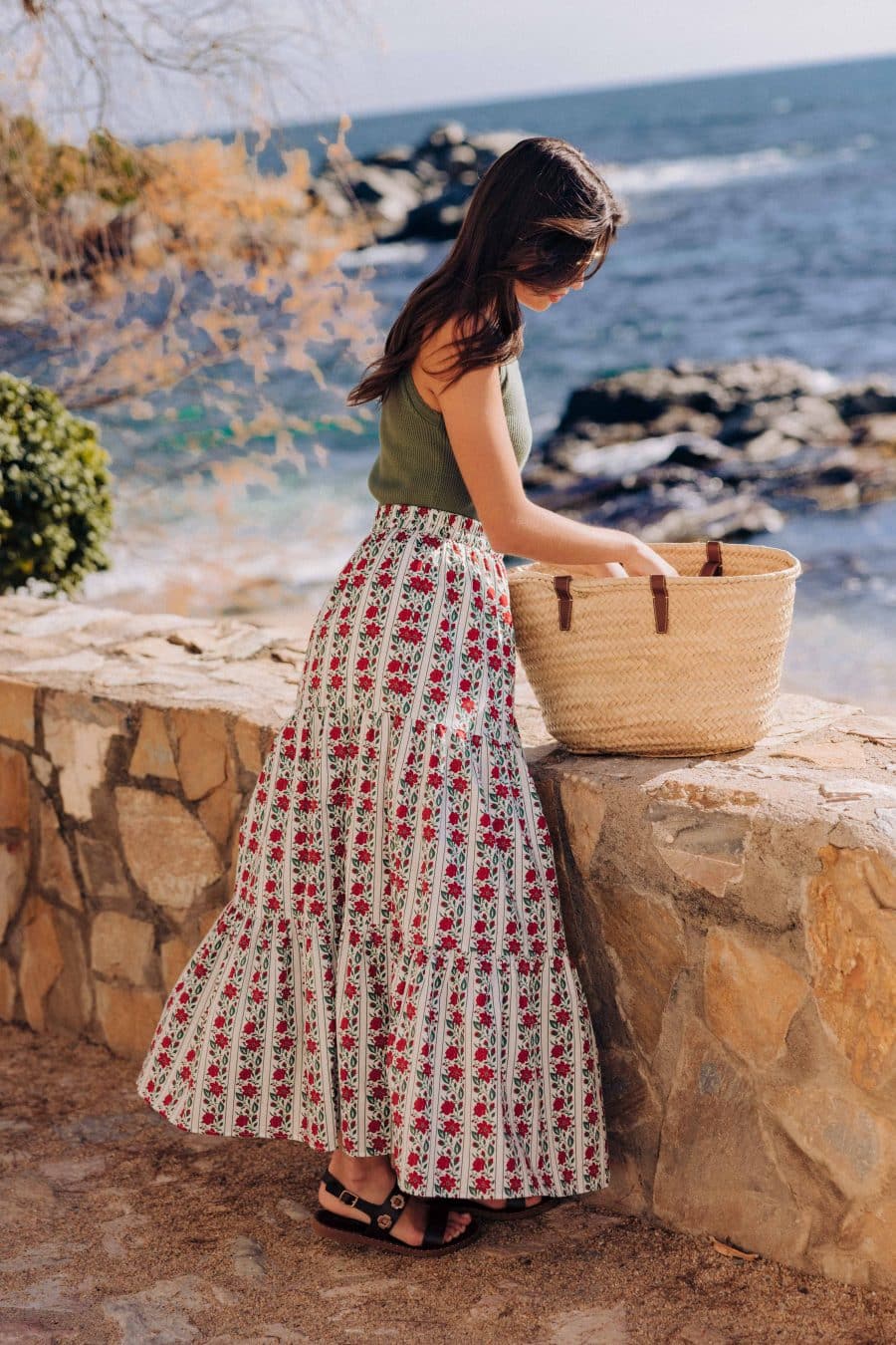 Jupe Sierra longue Sahoma, coupe légère à volants, imprimé fleuri rouge sur fond blanc, ouverte sur le côté