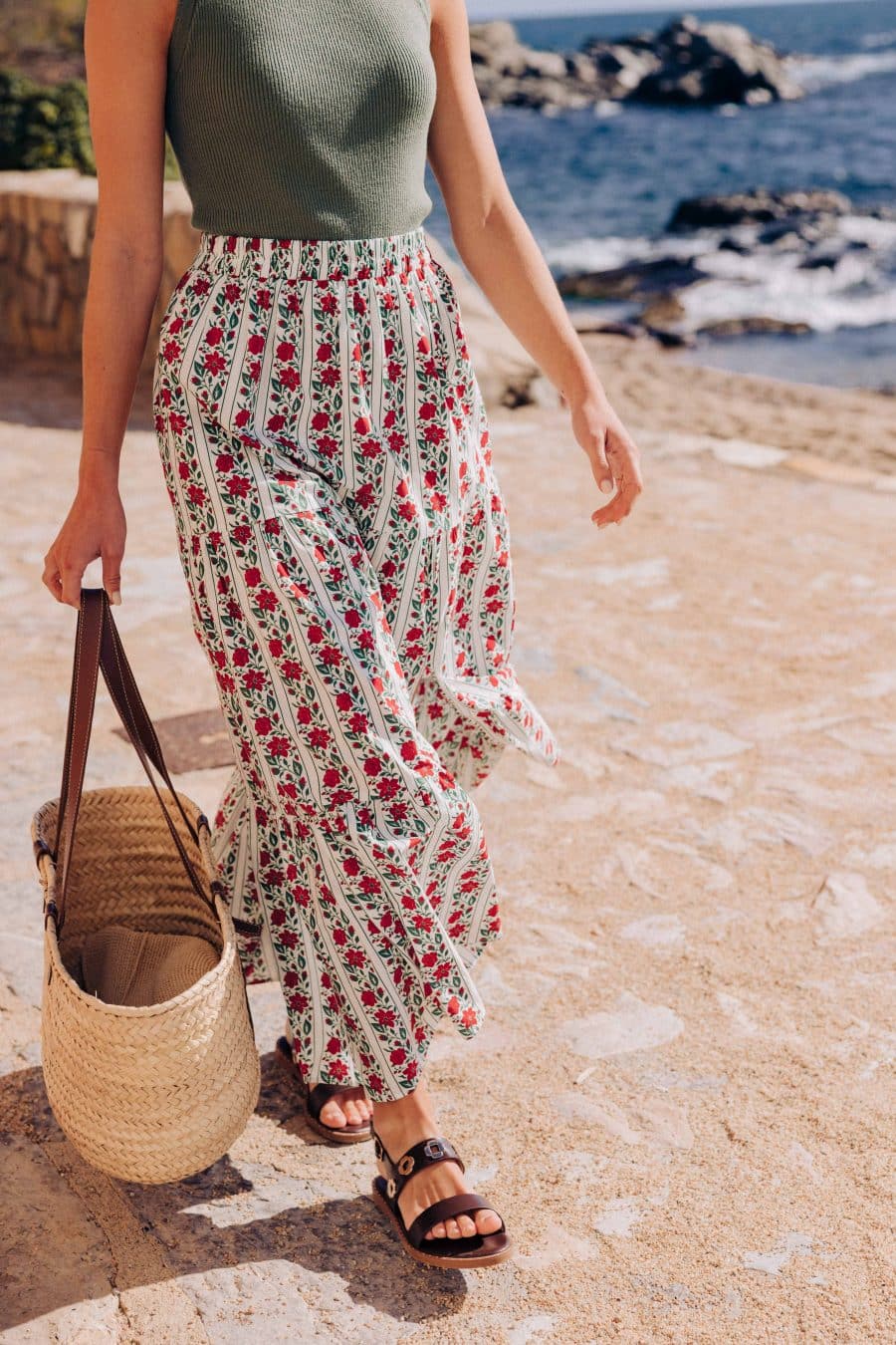 Jupe Sierra longue Sahoma, coupe légère à volants, imprimé fleuri rouge sur fond blanc, ouverte sur le côté