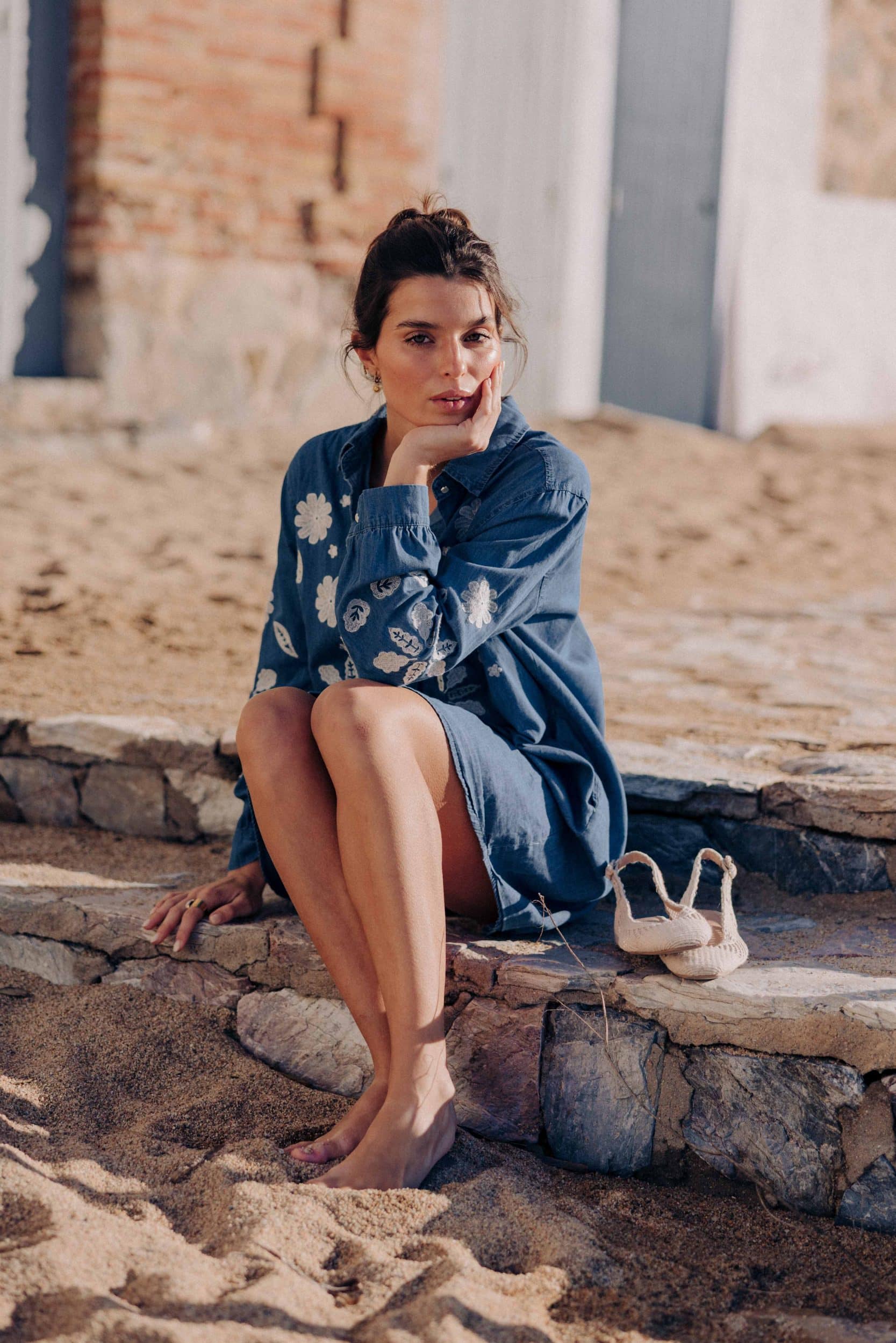 Robe chemise en jean Isel Sahoma bleue, coupe courte et ample, manches longues et broderie florale blanches