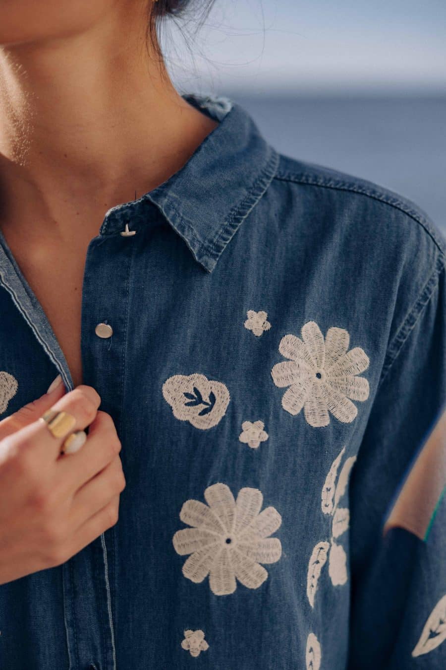 Robe chemise en jean Isel Sahoma bleue, coupe courte et ample, manches longues et broderie florale blanches