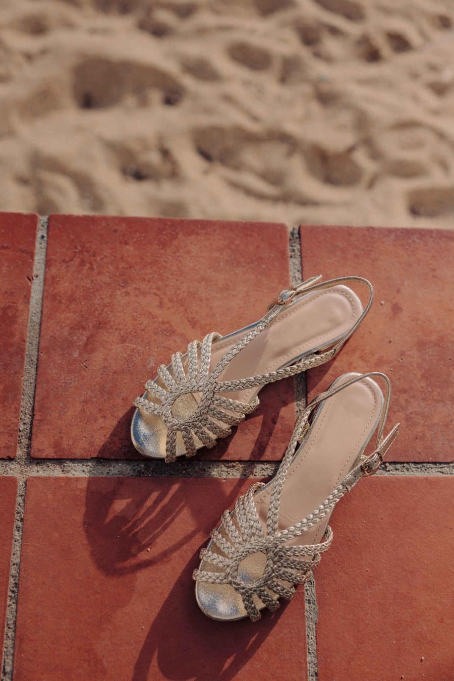 Sandales Auréa Sahoma dorées à brides croisées, semelles plates avec talon de 2,5cm de hauteur