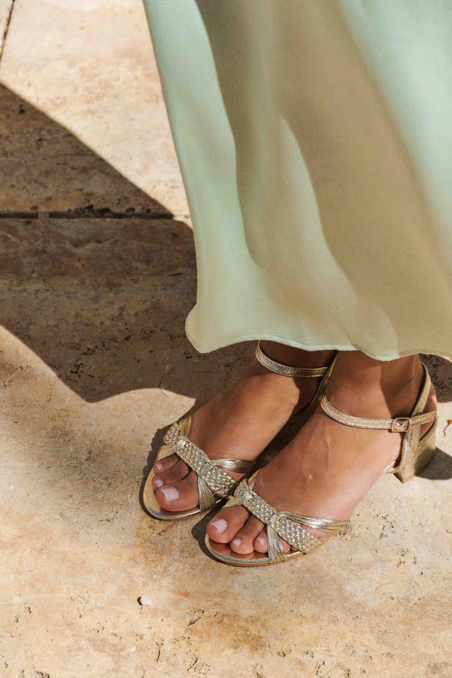 Sandales dorées à brides tressées sur le devant et bride ajustable à la cheville, semelles plates à talon de 5 cm de hauteur