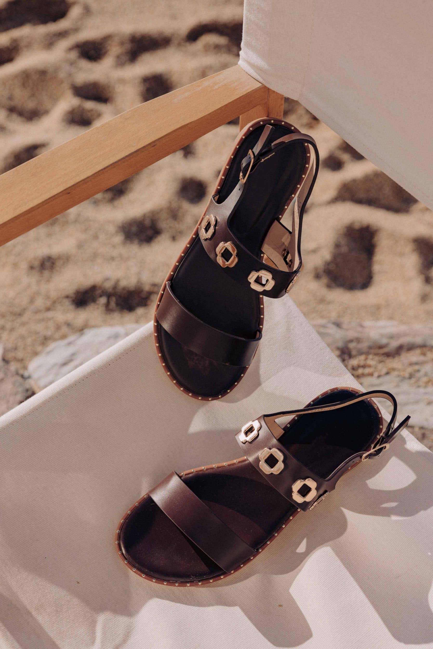 Sandales Paula marrons Sahoma plates à brides et détail fleur cloutée argent