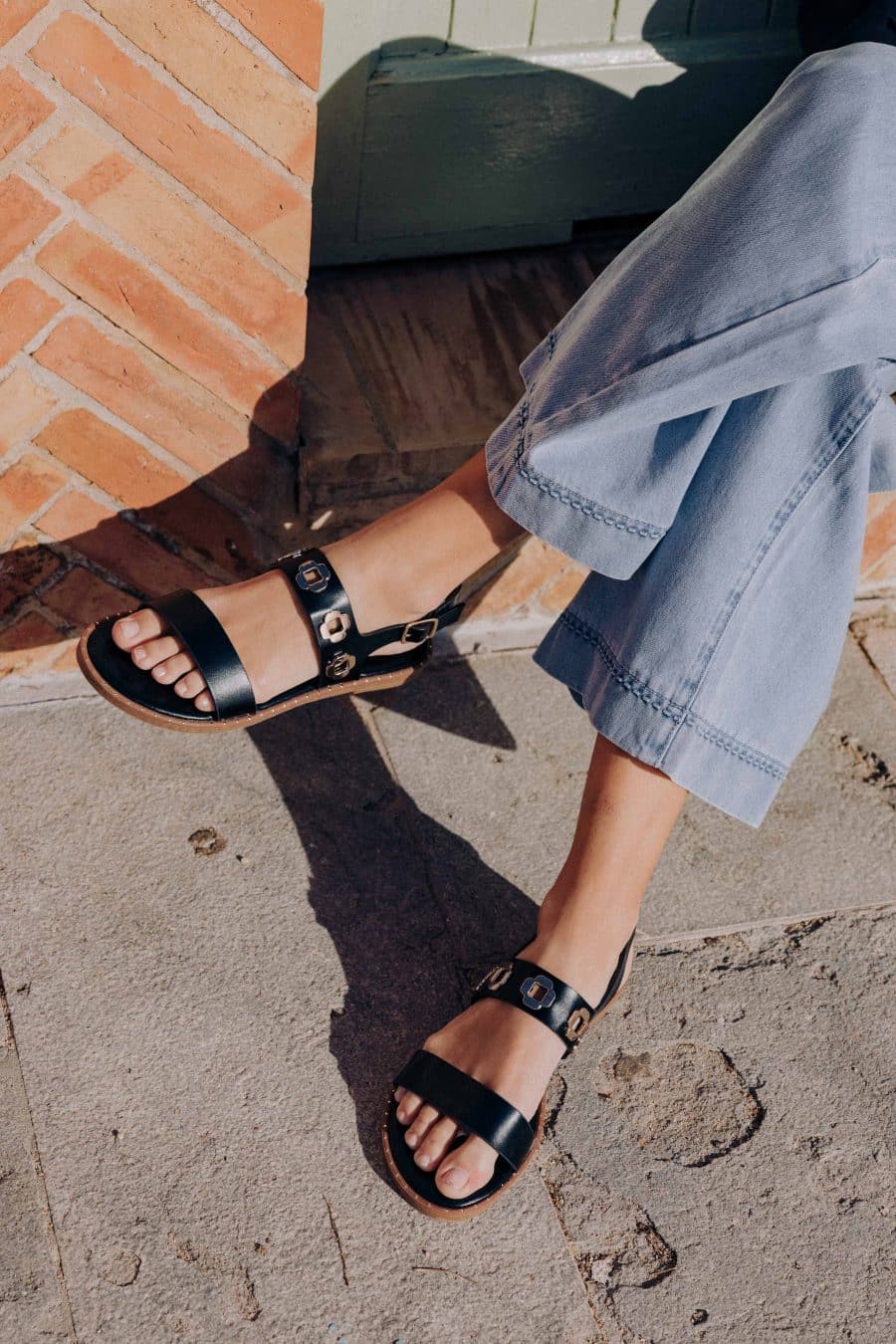 Sandales Paula noires Sahoma plates à brides et détail fleur cloutée argent