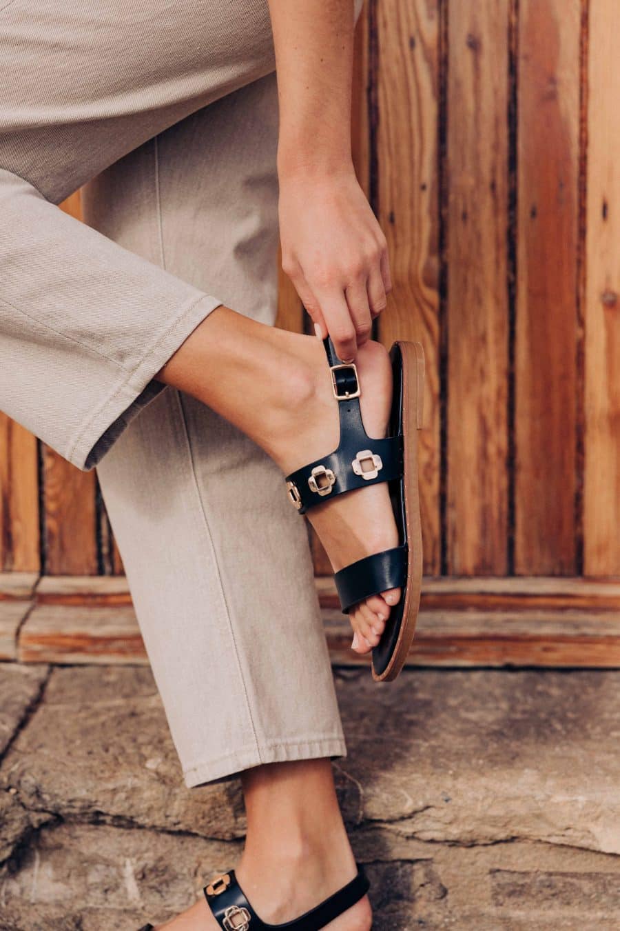 Sandales Paula noires Sahoma plates à brides et détail fleur cloutée argent