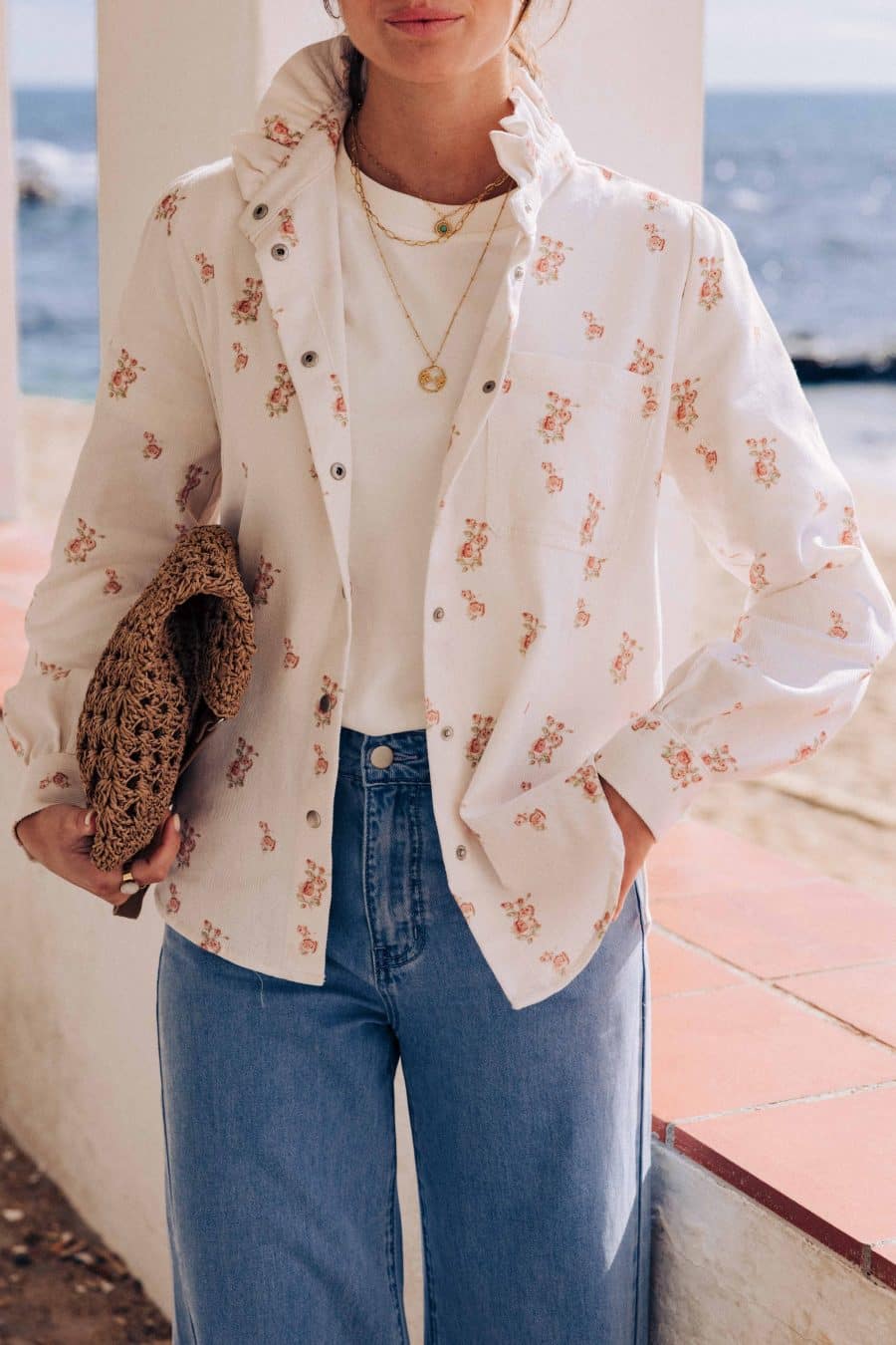 Veste Asia blanche et fleurie Sahoma, col montant à volants, coupe droite